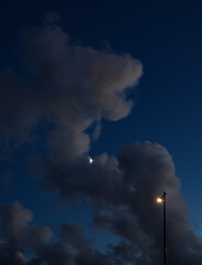 Abendhimmel mit Wolkenstimmung Laterne und Halbmond,Ribeira Grande,Insel Sao Miguel, Azoren, Portugal,