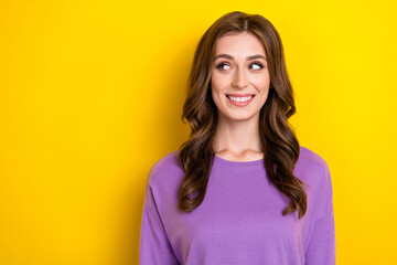 Obraz premium Portrait photo of young toothy beaming smiling woman brown wavy hairdo wear purple pullover look mockup promo isolated on yellow color background