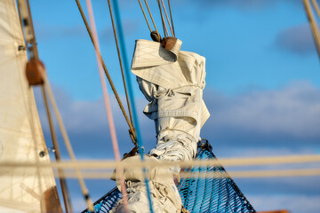 Verstautes Segel auf dem Bugspriet eines Segelboots