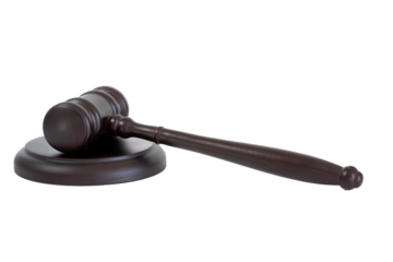 Un marteau de juge en bois et table d'harmonie isolé sur fond blanc