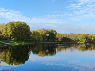 The silence of the autumn pond