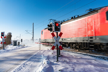 Zug am Bahnübergang im WInter