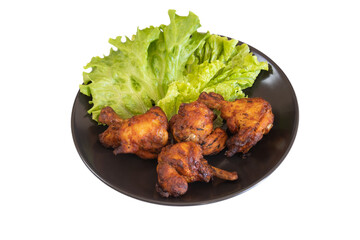 pilons de poulet dans une assiette, isolés sur un fond blanc