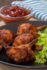 pilons de poulet grillé et ketchup sur une table