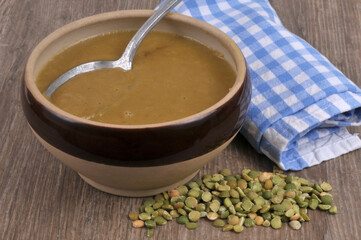 Bol de soupe de pois cassés avec ses ingrédients