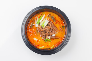 Soup boiled with beef, properly torn, and spicy seasoning.