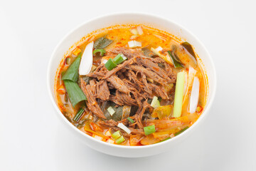 Soup boiled with beef, properly torn, and spicy seasoning.