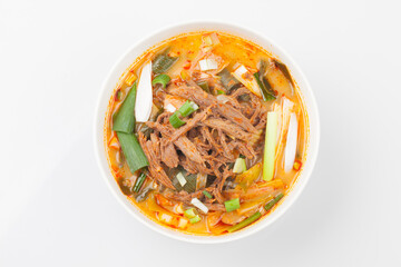 Soup boiled with beef, properly torn, and spicy seasoning.
쇠고기를 삶아서 알맞게 뜯어 넣고, 얼큰하게 갖은양념을 하여 끓인 국.