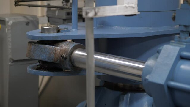 Piston rod moves rudder arm of hydraulic steering gear
