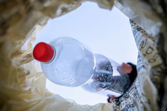 PET-Flasche wird in einem M&uuml;lleimer geworfen