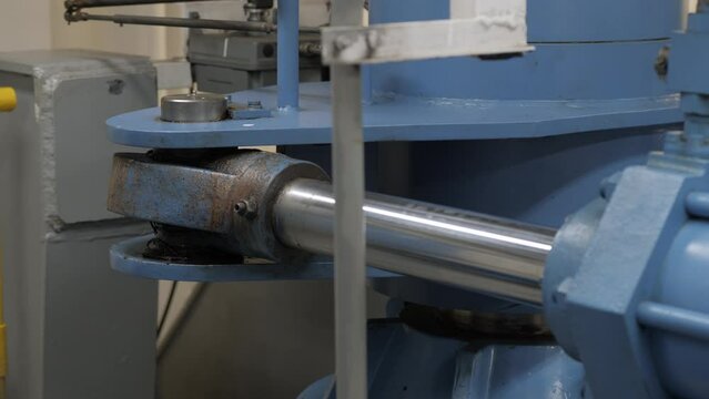 Piston rod moves rudder arm on hydraulic steering gear of vessel