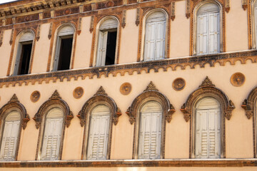 Fototapeta na wymiar Venedische Architektur der Gebäude mit Straßenlaternen 