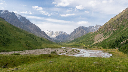 Naklejka premium beautiful mountain gorge. panoramic view of the mountain peaks. mountain river