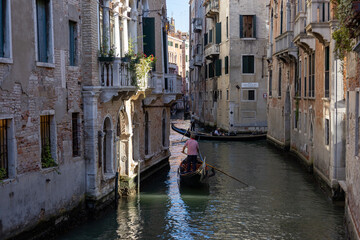 Naklejka premium Kanal in Venedig mit Gondeln 