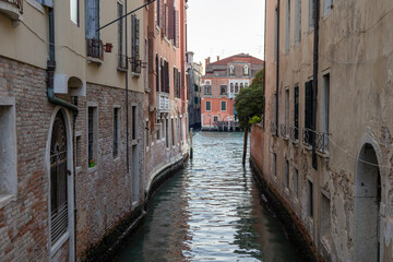 Kanal in Venedig mit Gondeln 