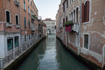 Fototapeta na wymiar Kanal in Venedig mit Gondeln 