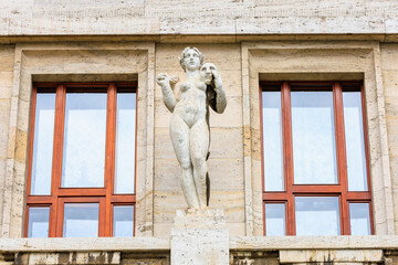 Obraz premium Ancient sculptures in the architecture of the city. Historical and cultural heritage. Background.