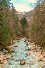 Riacho de cor turquesa que corta a região do Vrsic Pass na Eslovênia