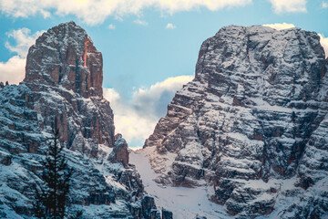 Uma cadeia de montanhas coberta de neve nas Dolomitas, Alpes Italianos