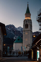 Obraz premium Vista da torre da igreja no centro de Cortina d'Ampezzo ao anoitecer