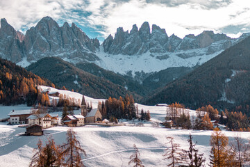 Vista para o vilarejo de Santa Maddalena em Val di Funes na região das Dolomitas na Itália