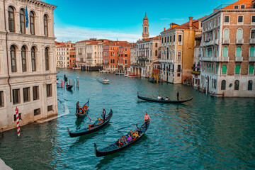 Vista do grande canal de Veneza a partir da Ponte di Rialto