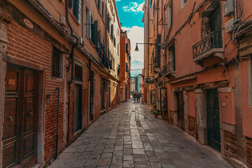 Fototapeta na wymiar Rua estreita em Veneza na Itália