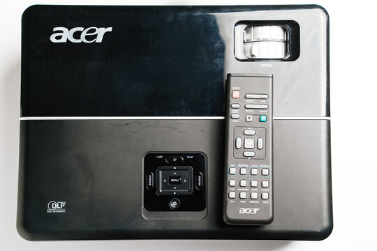 Black Acer Universal Projector with remote control 
