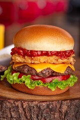 Hamburguer gourmet com molho barbecue