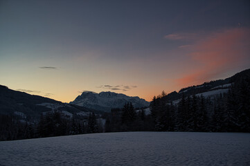 Hochkönig im Abendrot zur blauen Stunde mit Wolken und Schnee von Fritzer Bergen Pongau Salzburg gesehen, Hochkönig with snow in dawn at blue hour with clouds 