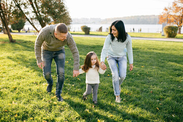 Fototapeta premium Family in green nature together