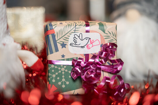 petit paquet cadeau avec bolduc et petit oiseau