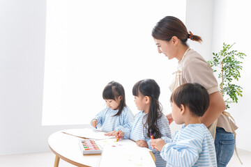 幼稚園の先生と児童