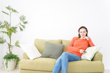 Obraz premium 家でテレビを見る女性