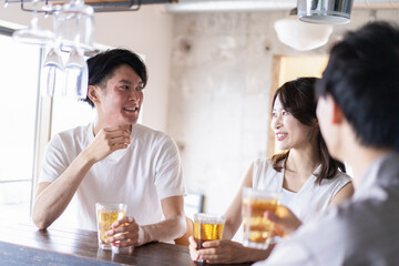 バーで盛り上がる若い男女