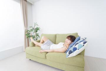 一人の時間を過ごす思春期の女性