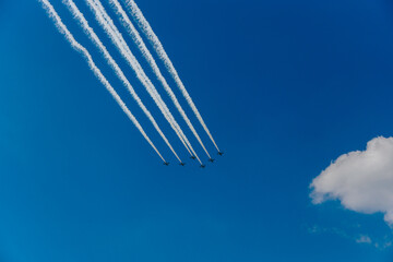 青空とブルーインパルスの編隊飛行