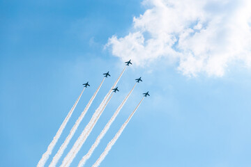 青空とブルーインパルスの編隊飛行