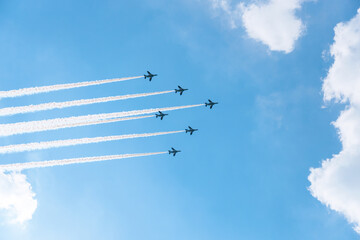 青空とブルーインパルスの飛行機雲
