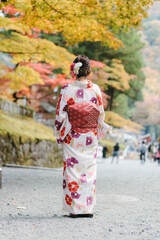 紅葉と着物女子