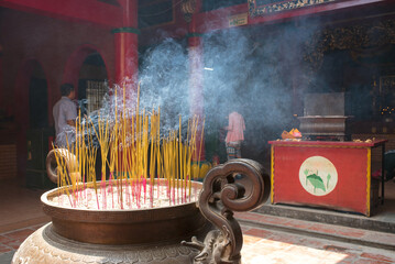 Incense burner at Quan Am Pagoda in Saigon, Vietnam　ホーチミン・チョロンの寺院　溫陵會館（オンラン会館）　線香の煙