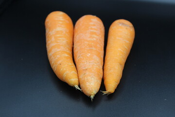 the carrots with black background