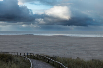 Obraz premium the road to the beach of Texel with the wide beach and the Wadden Sea