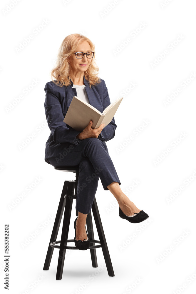 Poster Professional woman sitting on a chair and reading a book