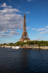 Fototapeta na wymiar Tour Eiffel devant la Seine