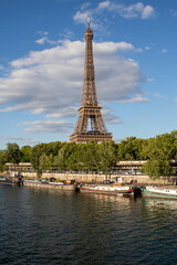 Fototapeta na wymiar Tour Eiffel devant la Seine