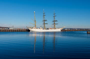 Das Segelschulschiff Gorch Fock der Deutschen Marine im Winter an seinem Liegeplatz in Kiel im...