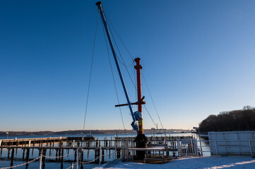 Leerer Sportboothafen an der Kieler Förde im Winter