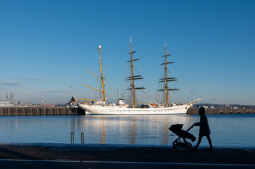 Das Segelschulschiff Gorch Fock der Deutschen Marine im Winter an seinem Liegeplatz in Kiel im...