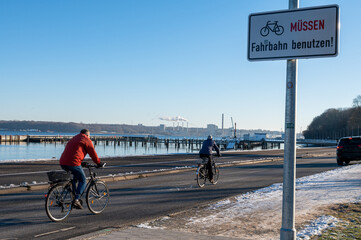 Kiel an der Uferpromenade Kiellinie Schild Radfahrer m&uuml;ssen die Fahrbahn benutzen